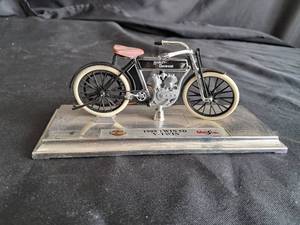 lot 25 image: Harley Davidson Maisto 1909 Twin SD V-Twin