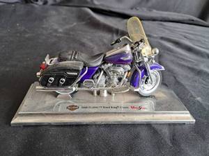 lot 29 image: Harley Davidson Maisto 2000 FLHRC Road King Classic
