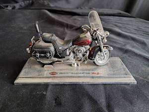 lot 33 image: Harley Davidson Maisto 2000 FLSCT Heritage Softail Classic