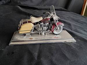 lot 34 image: Harley Davidson Maisto 1968 FLH Electra Glide