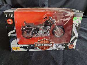 lot 35 image: Harley Davidson Replica Bike 118 Scale