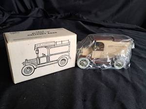 lot 39 image: Ertl 1913 Model T Delivery Bank