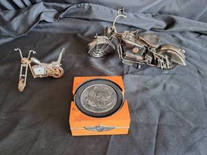 lot 65 image: Harley Davidson Coaster Set & Non HD Bike watchbike replica