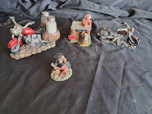 lot 68 image: Harley Davidson Little Cruisers (2) & 2 Bike Non HD ceramic set