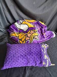 lot 106 image: Vikings Blanket & Pillow Lot