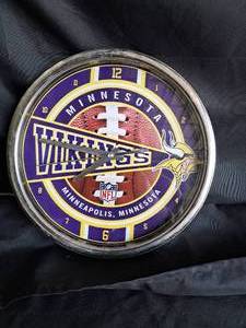 lot 118 image: Vikings Clock