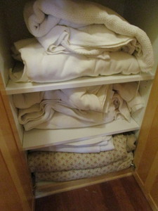 lot 40 image: Blankets & Comforters