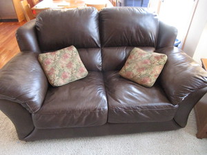 lot 8 image: Leather Loveseat