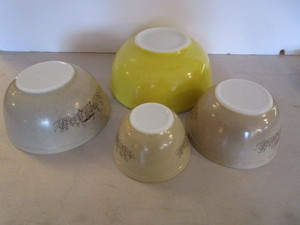 lot 68 image: Pyrex Yellow & Mushroom Pattern Bowls