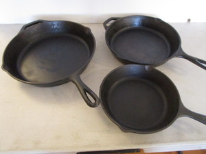 lot 69 image: Lodge Cast Iron Fry Pans