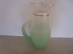lot 71 image: Vintage WV Blendo Mint Pitcher