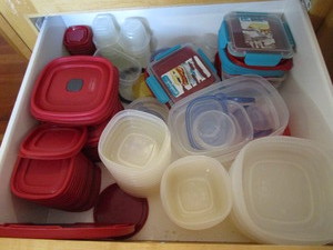 lot 75 image: Rubbermaid Storage Containers