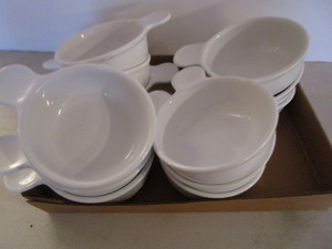 lot 86 image: Corning 15oz Handled Dishes
