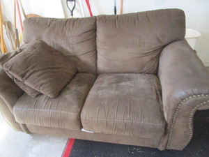 lot 115 image: Loveseat