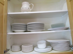 lot 143 image: Dinnerware