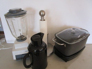 lot 174 image: Blender, Slow Cooker, Towel Holder