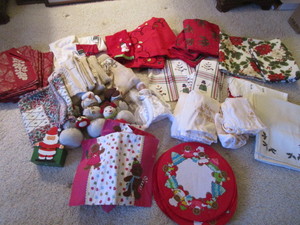 lot 214 image: Christmas Linens