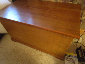 lot 213 image: Wooden Toy Chest