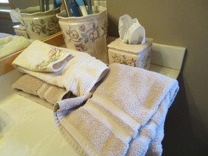 lot 221 image: Bath Towels, Containers, Prints