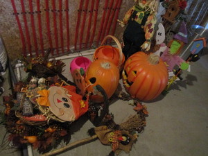 lot 243 image: Halloween & Autumn Decorations