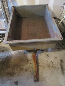 lot 253 image: Lawn Dump Trailer