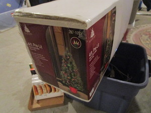 lot 276 image: Art. 4ft Lighted Tree