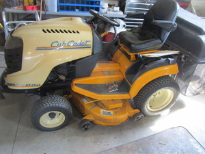 lot 4 image: Cub Cadet Lawn Tractor, Currently not running