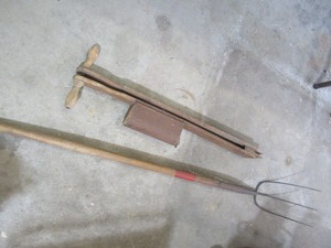 lot 344 image: Primitive Hand Corn Planter, Hay fork