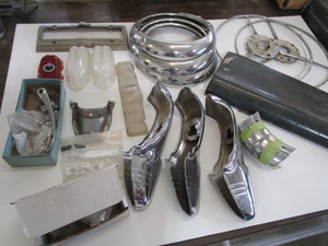 lot 359 image: Car Parts 1940S Buick