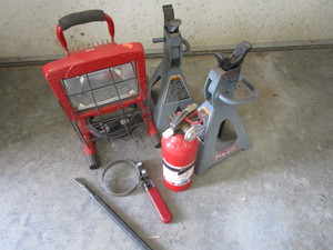 lot 369 image: Halogen Work Light, Jack Stands