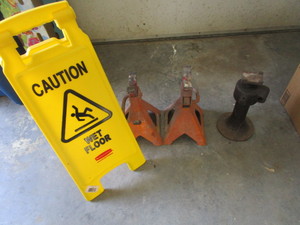 lot 382 image: Two 3T Jack Stands, WET Floor