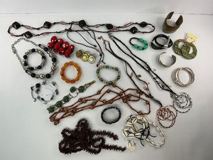 lot 92 image: Necklace and Bracelet Lot