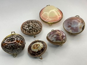 lot 101 image: Clam Shell Coin Purse Trinket Box Lot