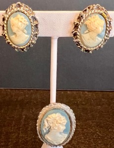 lot 4 image: Elegant Set of Vintage Cameo Earrings and Brooch