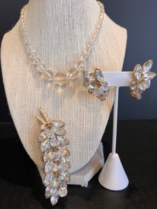 lot 8 image: Vintage Crystal Necklace, Brooch and Clip-On Earrings Set