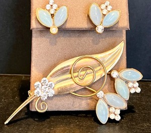 lot 19 image: Vintage Moonstone and Rhinestone Earrings and Brooch Set