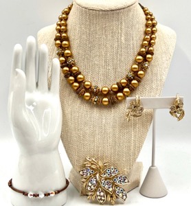 lot 48 image: Vintage Coro Brooch and Gold-Toned Jewelry Set