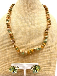lot 54 image: Elegant Multicolor Beaded Necklace with Clip-On Earrings