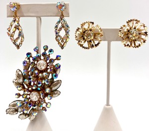 lot 71 image: Vintage Aurora Borealis Rhinestone Brooch and Clip-On Earrings Set