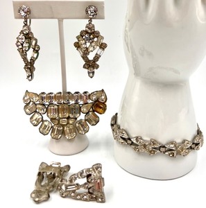 lot 72 image: Vintage Rhinestone Jewelry Set with Earrings, Fur Brooch, Shoe Clips and Bracelet
