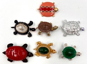 lot 77 image: Set of 7 Vintage Turtle-Themed Brooches with Various Designs