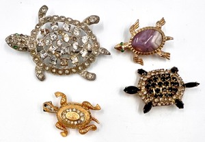 lot 78 image: Collection of 4 Turtle Themed Brooches with Gemstone Accents