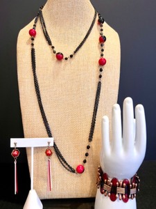 lot 102 image: Stylish Red and Black Jewelry Set with Necklace, Earrings, and Bracelet