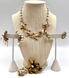 lot 129 image: Vintage Faux Pearl Metal and Rhinestone Jewelry Set Featuring ART Co Brooch