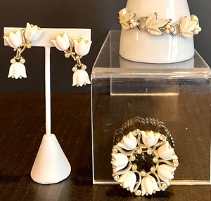 lot 132 image: Vintage Kramer & Lisner Jewelry Set with Clip-On Earrings and Bracelet and Brooch