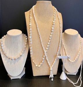 lot 136 image: Elegant Set of 5 Vintage Pearl Necklaces Featuring Japan made and Pair of Matching Earrings