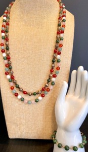 lot 146 image: Elegant Jade Bead Necklace Set with Bracelet