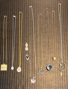 lot 170 image: Collection of 8 Assorted Necklaces and 2 Loose Pendants
