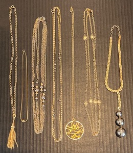 lot 171 image: Set of 7 Vintage Gold-Tone Necklaces Featuring Napier Piece