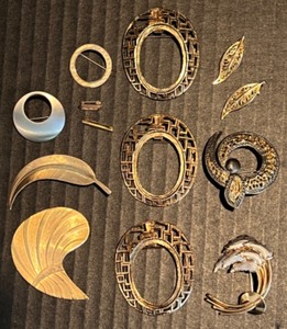 lot 176 image: Assortment of Vintage Gold Toned Brooches and Pins including Winard 12K GF & Avante Shoe Clips